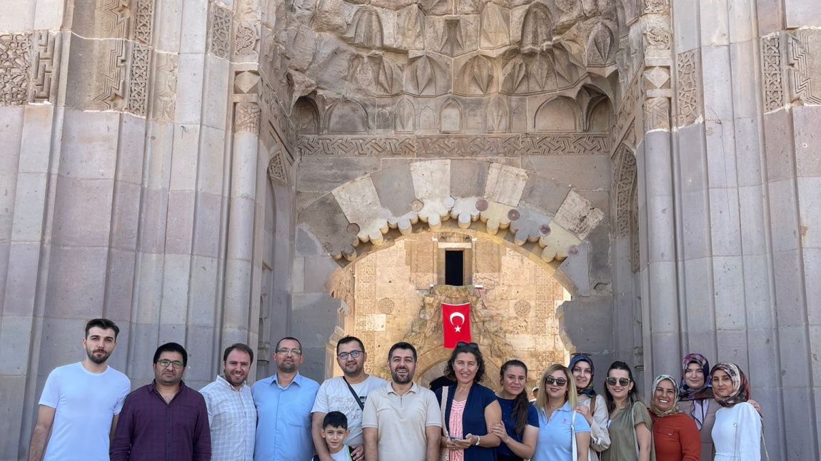 Sultanhanı Kervansarayı'nda Tarihi Bir Kahvaltı: Öğretmenlerimiz Kayseri'nin Tarihi ve Kültürel Mirasını Keşfetti